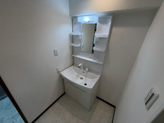 瀬戸水野パーク・ホームズの洗面所|ゆとりのある洗面スペース。朝の身支度もスムーズになります。