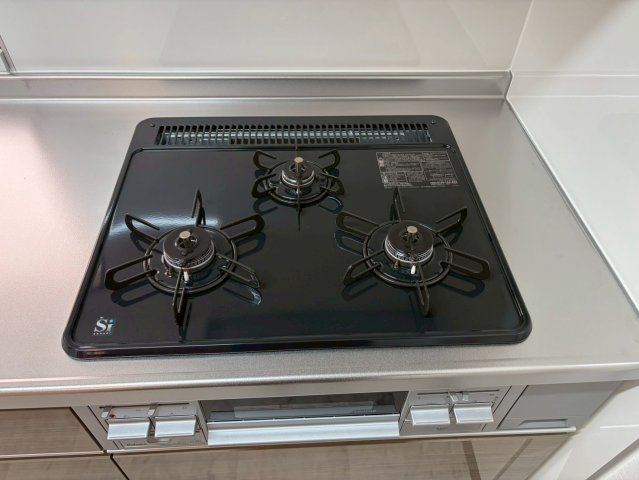 瀬戸水野パーク・ホームズの設備|グリル付きの３口コンロなので、同時進行でお料理の効率が上がります♪
ガラストップコンロでお掃除もラクラク♪

