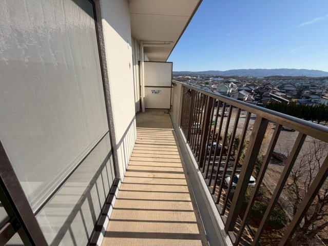 瀬戸水野パーク・ホームズのバルコニー|2部屋から出入りのできるバルコニー。
広々バルコニーでたっぷりお洗濯物を干せます！
