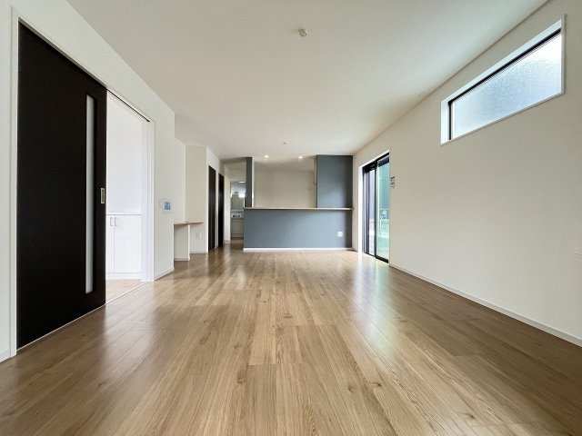 【居間・リビング】 | 春日市天神山1丁目1期　1号棟（全2棟）【仲介手数料無料・0円】 | ※画像準備中の為、施工例です。施工例は完成時と異なる場合があります。現地写真。リビングです。