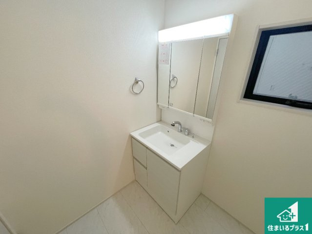 尼崎市武庫之荘　第3期　新築一戸建ての独立洗面台|清潔感のある洗面台です。フラットな鏡は掃除がしやすく毎日清潔！鏡裏には収納があるのでスッキリとした洗面台が保てます。