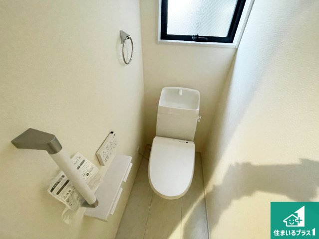 尼崎市武庫之荘　第3期　新築一戸建てのトイレ|1・2階の2ヶ所にあるので、朝の忙しい時間の順番待ちもなく、深夜の利用にも大変便利です。