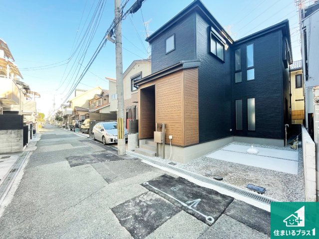 尼崎市武庫之荘　第3期　新築一戸建ての前面道路含む現地写真|周辺は閑静な住宅街！前面道路広々で車の出し入れも便利です。駐車が苦手な方でも安心して車庫入れできます！