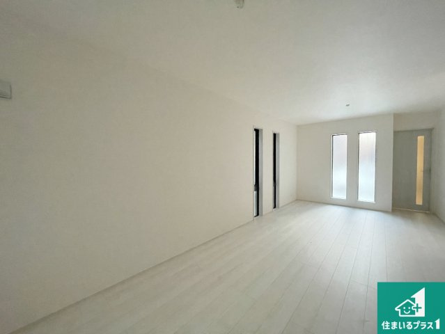 尼崎市武庫之荘　第3期　新築一戸建ての居間・リビング|シンプルなリビングは、観葉植物等のインテリアを楽しめますね！パパ好みにも、ママ好みにも家具次第で雰囲気を変えることができます！