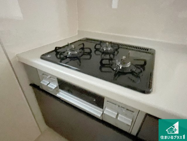 尼崎市武庫之荘　第3期　新築一戸建ての設備|ダブル高火力Ｓｉセンサー付きコンロ！３口あるので、まとめて料理をする時も大活躍！