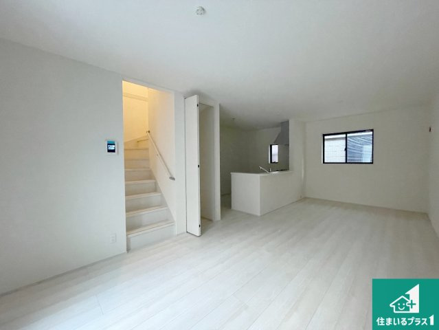 尼崎市武庫之荘　第3期　新築一戸建ての居間・リビング|日当たり良好の明るいリビングで朝の目覚めもスッキリできそう！対面キッチンでご家族のコミュニケーションも自然と増える設計！小さなお子様が遊ぶスペースを作っても広々とくつろげるLDK！