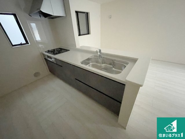 尼崎市武庫之荘　第3期　新築一戸建てのキッチン|子供を見守りながらお料理が出来るため家族のコミュニケーションか増えます♪スペースが広く確保されている為お子様が大きくなったときは一緒に料理を楽しめます♪