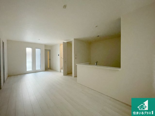 尼崎市武庫之荘　第3期　新築一戸建ての居間・リビング|明るいリビングで朝の目覚めもスッキリできそう！対面キッチンでご家族のコミュニケーションも自然と増える設計！小さなお子様が遊ぶスペースを作っても広々とくつろげるLDK！