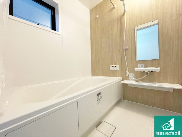 尼崎市武庫之荘　第3期　新築一戸建ての浴室|足をゆったり伸ばして寛げる浴槽です。窓が設けられていますので差し込む光が明るく穏やかな雰囲気にしてくれます♪浴室乾燥機も設置しているので、雨の日の洗濯物も安心です♪