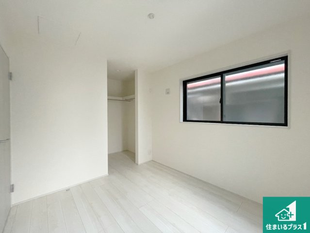 尼崎市武庫之荘　第3期　新築一戸建ての洋室|寝室は心地よい眠りについてもらいたくて、シンプルかつ開放的な空間な設計にしています！大きな窓から差し込む日が心地いいです♪