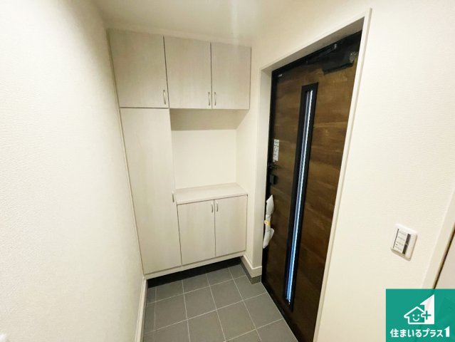 尼崎市武庫之荘　第3期　新築一戸建ての玄関|シューズボックスにはたくさんの靴が収納できるので玄関周りはいつもスッキリ！ご家族が増えても安心！