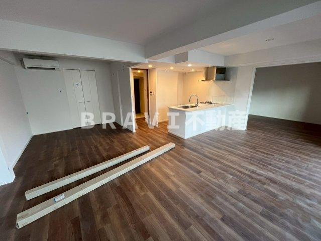 S-RESIDENCE松屋町asence　BRAVI不動産の内装|【S-RESIDENCE松屋町asence】こちらの居間で趣味の時間をお楽しみください