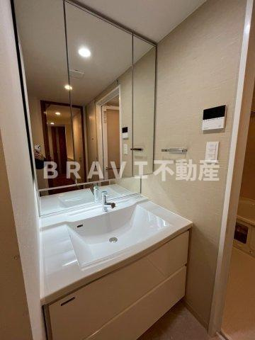 S-RESIDENCE松屋町asence　BRAVI不動産の独立洗面台|【S-RESIDENCE松屋町asence】独立洗面化粧台が付いています
