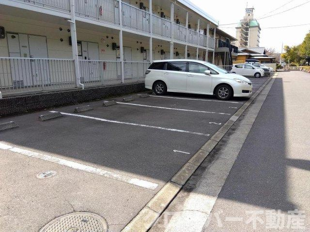 レオパレス楓の駐車場