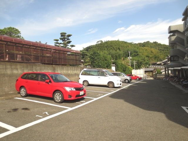 福岡市博多区月隈６丁目の賃貸マンションの駐車場