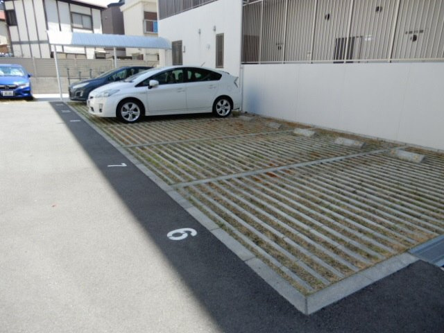 アズール西明石の駐車場