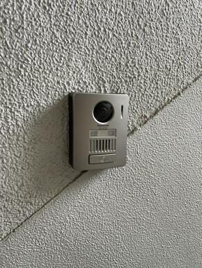 上尾富士見中層住宅5号棟の防犯設備|モニター付きインターホンです