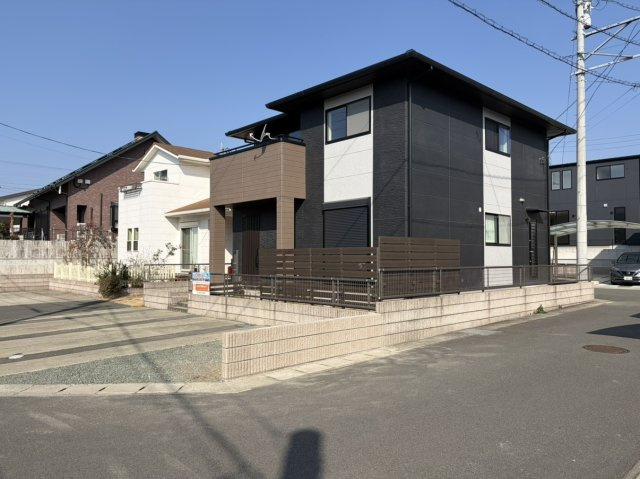 熊本市北区 鶴羽田２丁目　戸建ての外観|南東側の外観。黒・茶・白の３色の外壁が高級感と飽きの来ないシンプルなデザイン。