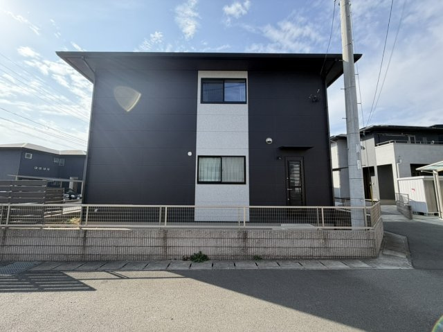 熊本市北区 鶴羽田２丁目　戸建ての外観|東側も２色の外壁を張り分けオシャレ
