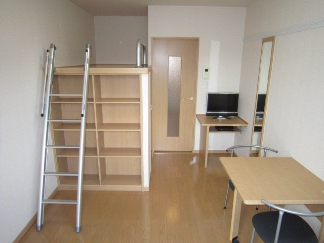 レオパレスＧｒａｃｅの居間・リビング|窓側から撮影