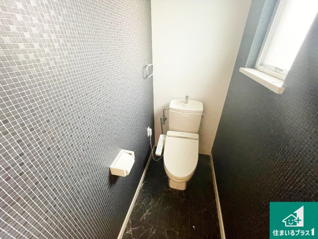 三木市志染町青山　中古一戸建てのトイレ|1・2階の2ヶ所にあるので、朝の忙しい時間の順番待ちもなく、深夜の利用にも大変便利です。