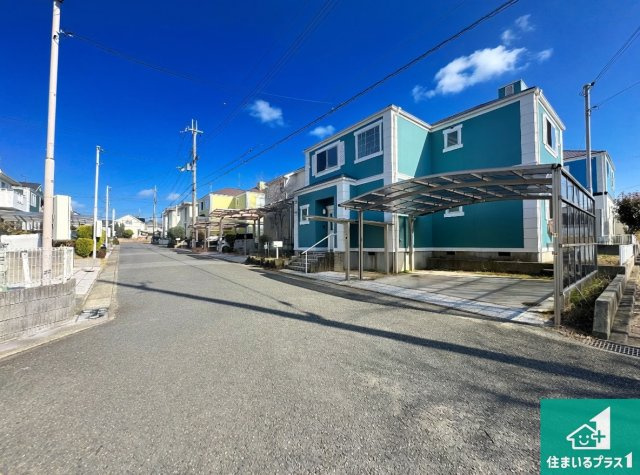 三木市志染町青山　中古一戸建ての前面道路含む現地写真|周辺は閑静な住宅街！前面道路広々で車の出し入れも便利です。駐車が苦手な方でも安心して車庫入れできます！
