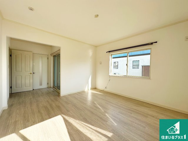 三木市志染町青山　中古一戸建ての居間・リビング|日当たり良好の明るいリビングで朝の目覚めもスッキリできそう！対面キッチンでご家族のコミュニケーションも自然と増える設計！小さなお子様が遊ぶスペースを作っても広々とくつろげるLDK！