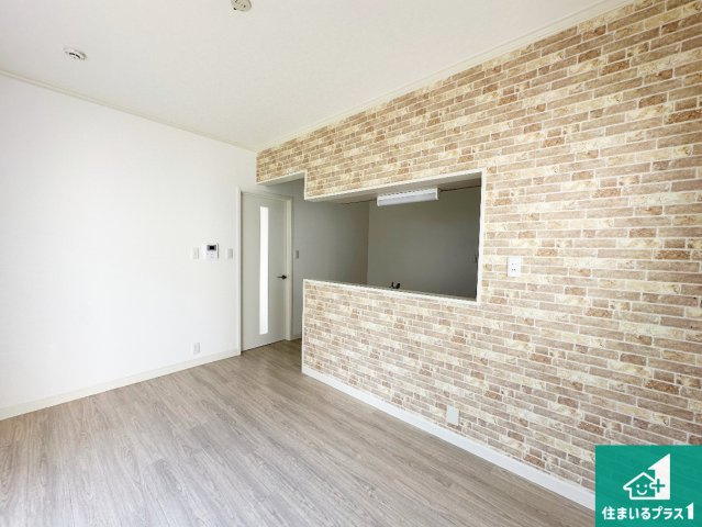 三木市志染町青山　中古一戸建ての居間・リビング|子供を見守りながらお料理が出来るため家族のコミュニケーションか増えます♪スペースが広く確保されている為お子様が大きくなったときは一緒に料理を楽しめます♪