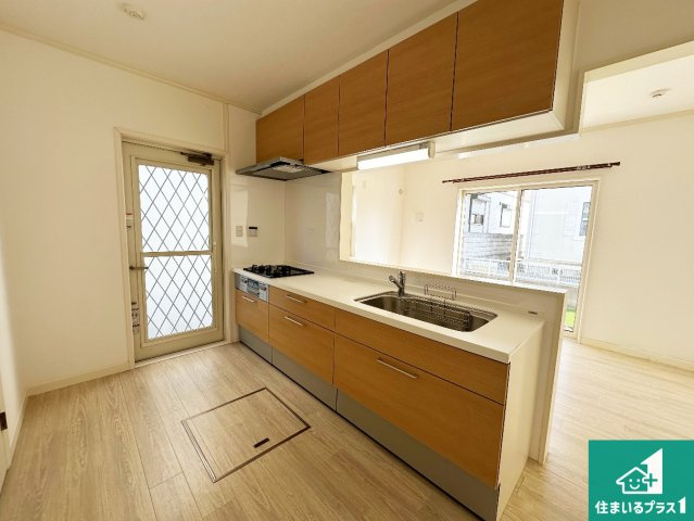 三木市志染町青山　中古一戸建てのキッチン|リビングと統一感があり、使い勝手のいいキッチン。広々としているので、二人並んで作業が出来ちゃいます。お子様と一緒に色々なお料理に挑戦できるスペースがあります。