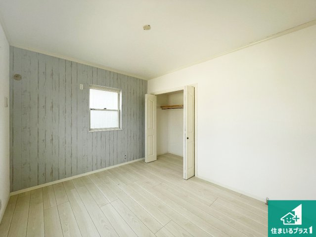 三木市志染町青山　中古一戸建ての洋室|寝室は心地よい眠りについてもらいたくて、シンプルかつ開放的な空間な設計にしています！大きな窓から差し込む日が心地いいです♪