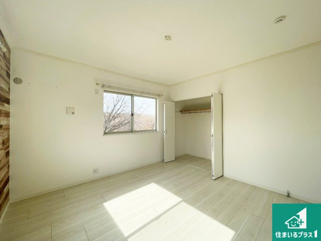 三木市志染町青山　中古一戸建ての洋室|収納スペースが充実しているので子供の成長に合わせてたくさん収納ができます！家族構成に合わせた様々な活用ができる収納！