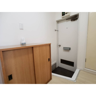 【玄関】 | コーポWATANABE | 収納もある玄関です