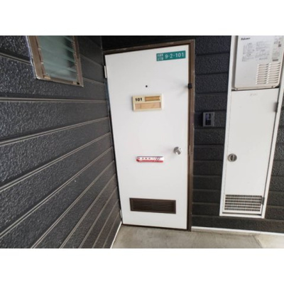 【玄関】 | コーポWATANABE | 落ち着いた玄関です