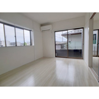 【居間・リビング】 | コーポWATANABE | こちらの居間で趣味の時間をお楽しみください