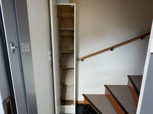 レオパレスＣＡＭＥＬＬＩＡⅡの玄関