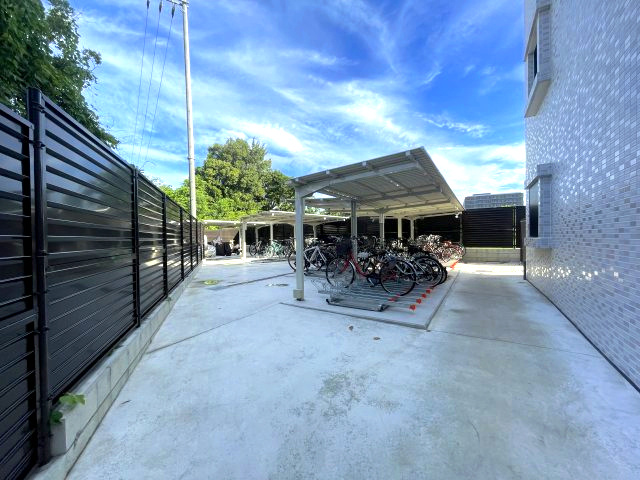 スプランディッド茨木天王の駐車場