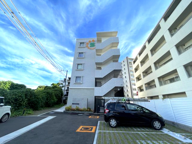 スプランディッド茨木天王の駐車場