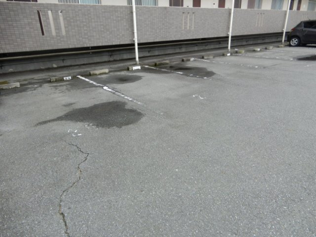 カーサベガの駐車場