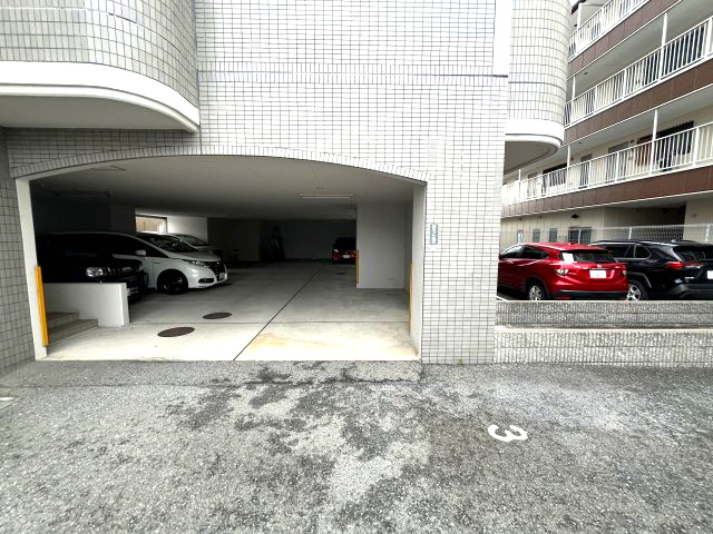 ラフィーネ香里園の駐車場