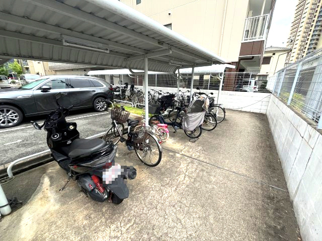 ラフィーネ香里園の駐車場