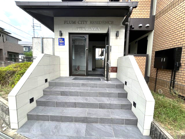 PLUM CITY RESIDENCE NEYAGAWA(ジュネスFUJI)のエントランス