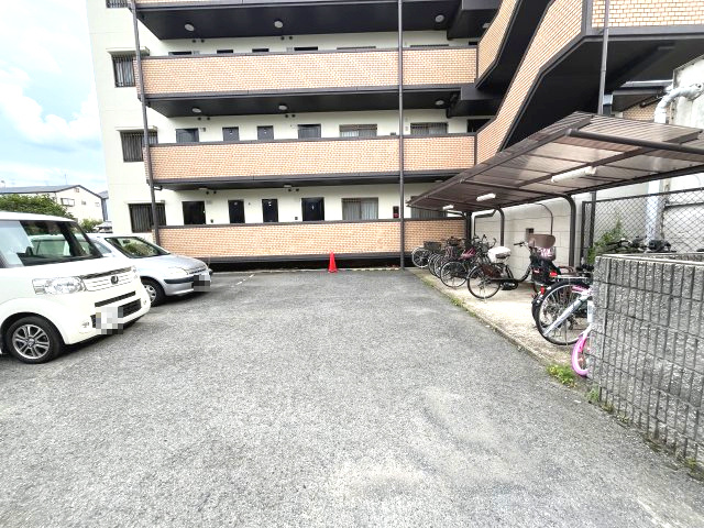 PLUM CITY RESIDENCE NEYAGAWA(ジュネスFUJI)の駐車場