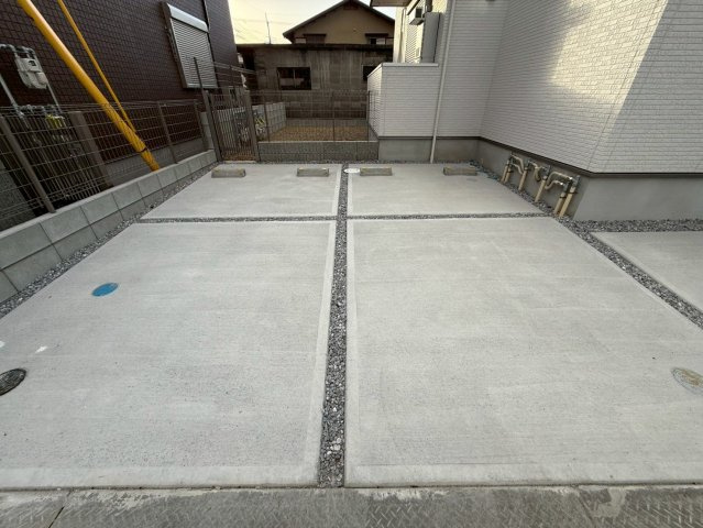 ソレイユビセレクト法蓮町Ⅳの駐車場