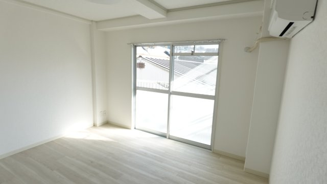 出汐ビルの洋室