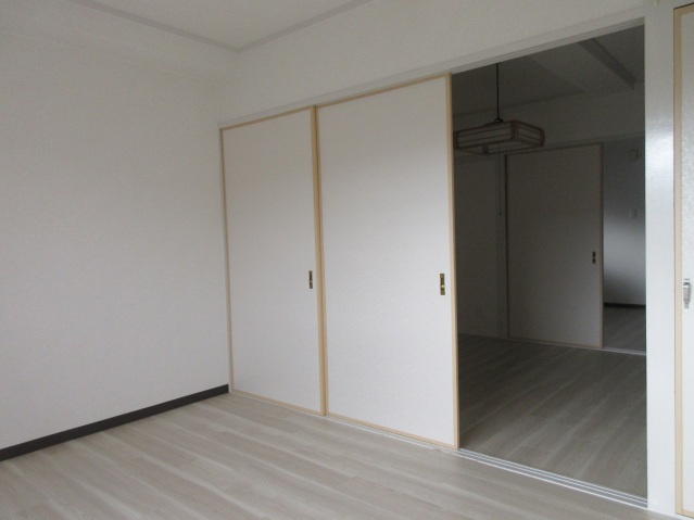 出汐ビルの洋室