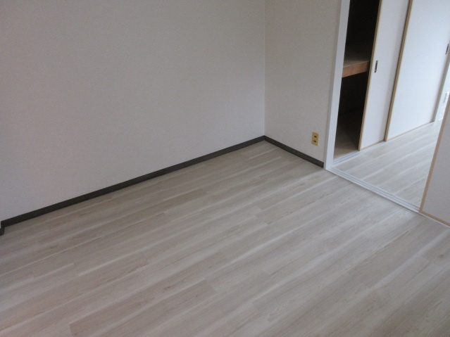 出汐ビルの洋室