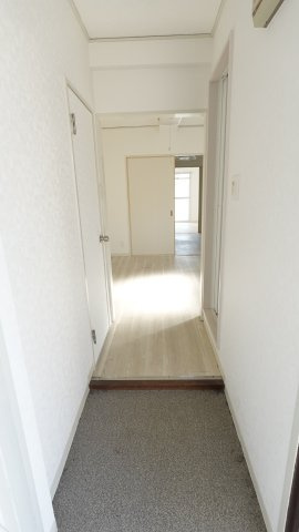 出汐ビルの玄関