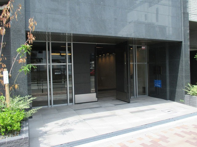 【エントランス】 | メインステージ新大阪 | 高級感のあるエントランスです。