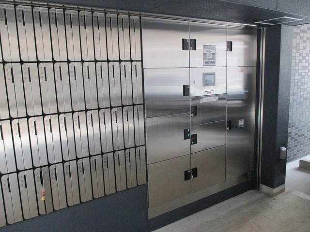 【その他共用部分】 | メインステージ新大阪 | 宅配ボックスがあるので不在時の荷物の受け取りも安心ですね。