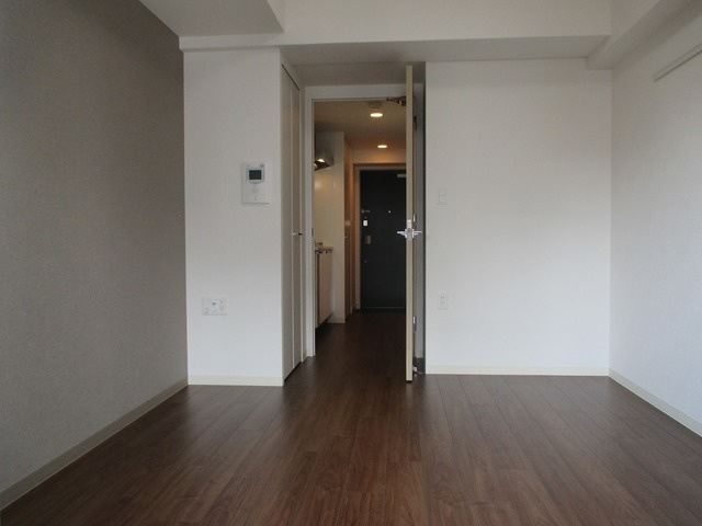 【居間・リビング】 | メインステージ新大阪 | 室内はスタンダードな配色なので家具も合わせやすいですね